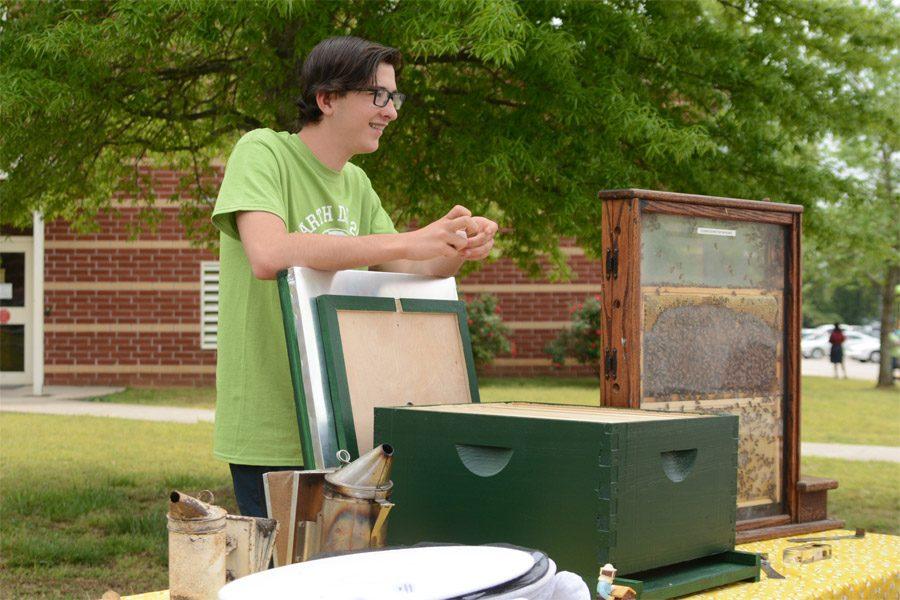 Environmental club utilizes Earth day to raise money