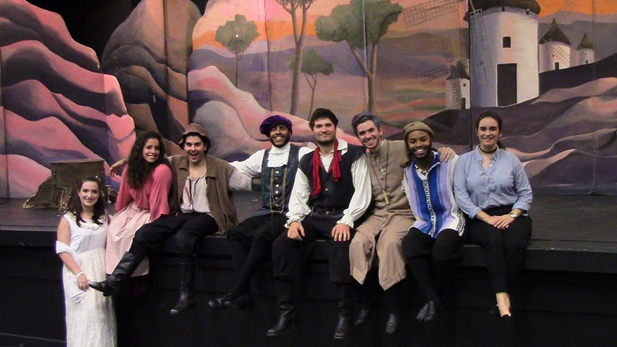 Traveling Troupe of Actors draws Spanish Students Attention