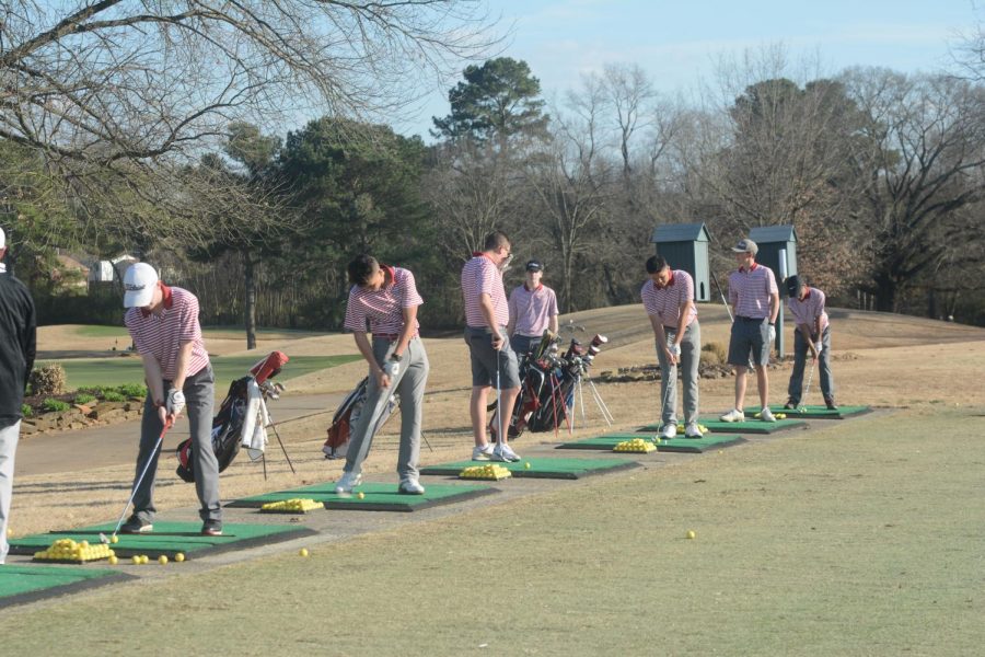 The+golf+team+practices+for+the+upcoming+season.+