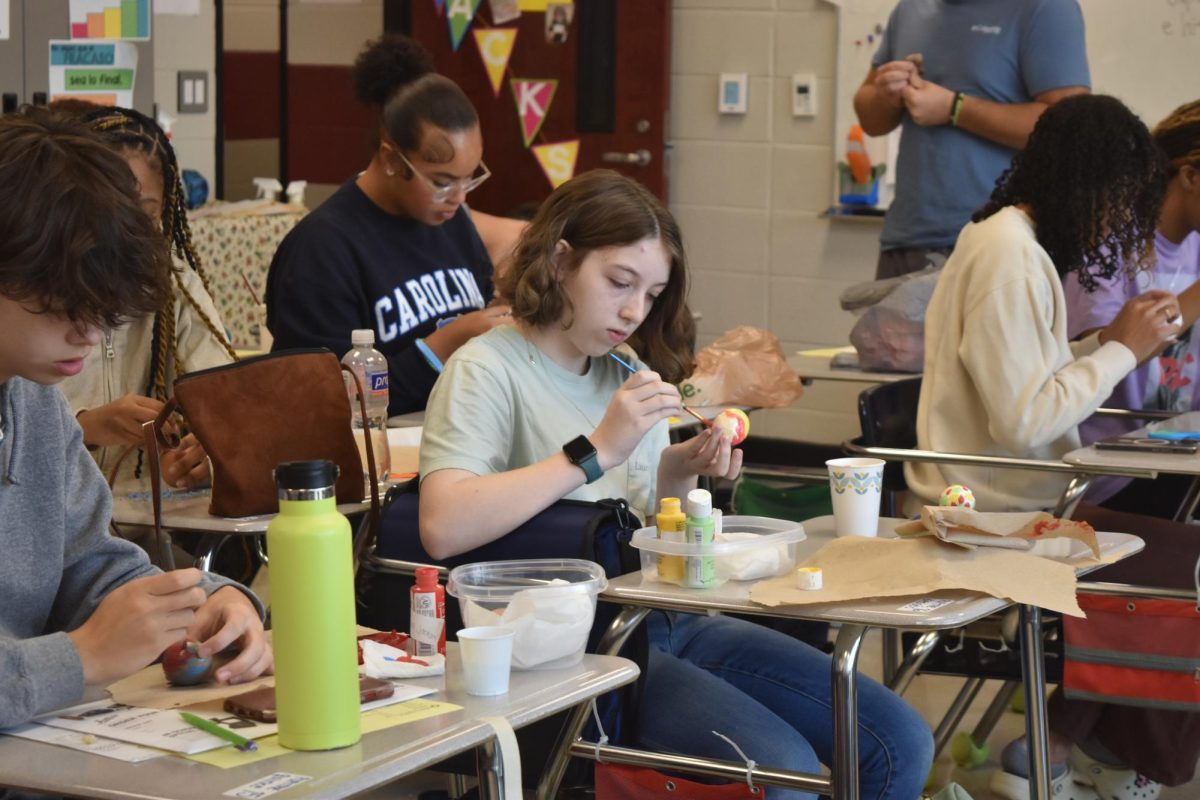 Decorating her egg in Spanish teacher Carla Naves Penas class, sophomore Kaylee Jackson adds a stripe of paint. 